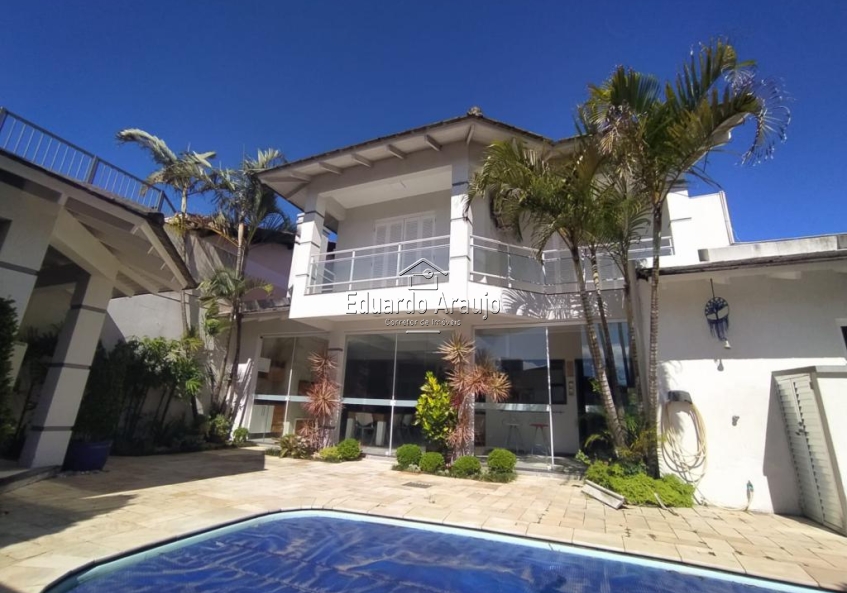 Sobrado 03 Dorm